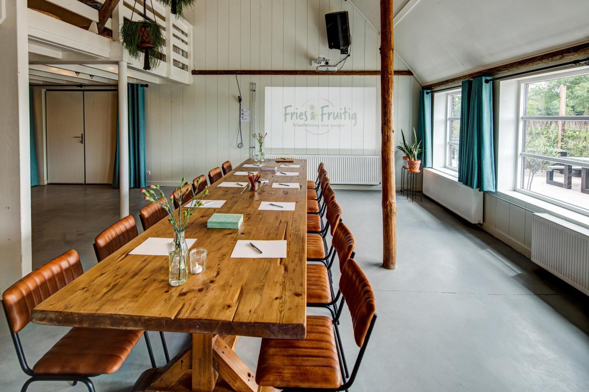 Groepsaccommodatie Fries en Fruitig Nijhuizum Buitenkant foto
