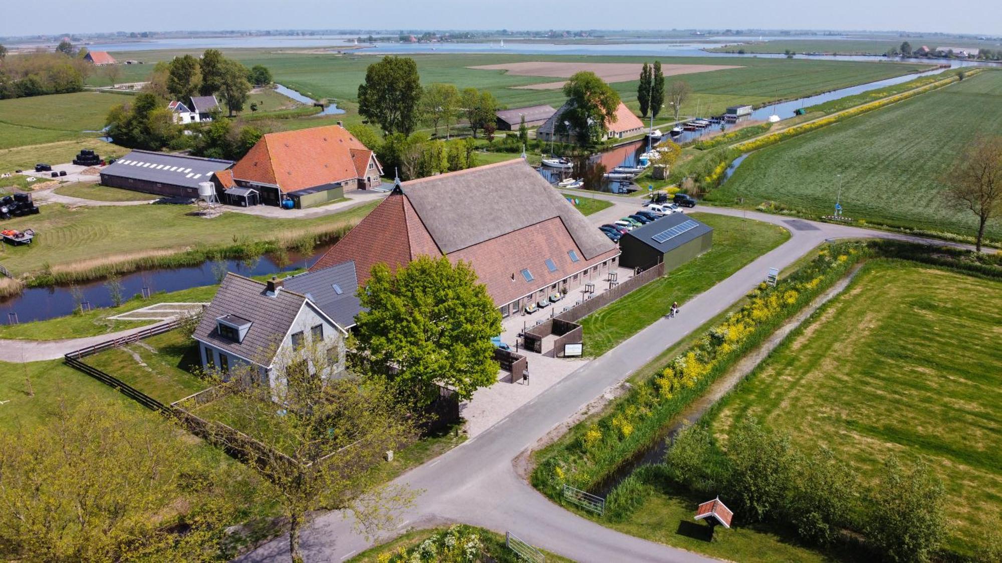 Groepsaccommodatie Fries en Fruitig Nijhuizum Buitenkant foto